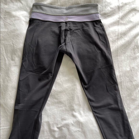 Lululemon reversible Crop Grey in size 6 - Picture 2 of 3